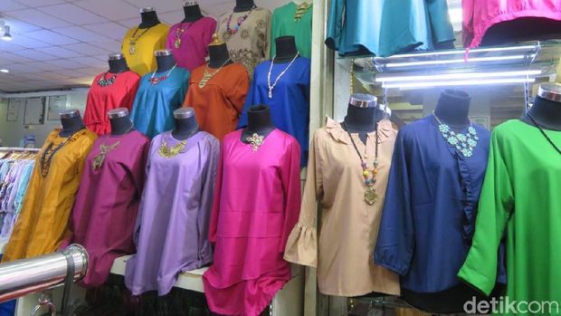 Baju Impor Asal China Banjiri Tanah Abang