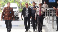 Dia tak membuka mulut sedikit pun dan langsung masuk dan dibawa ke ruang pemeriksaan di lantai 2.