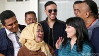 Tawa Sandy dan Tessa yang sudah lama tak terlihat. Pool/Ismail/detikFoto.