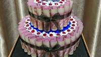 Kira-kira kamu seneng nggak nih kalau dikasih kue ulang tahun kayak gini? @clarineart membuatnya dari susunan lembaran uang Rp 100.000. Ada juga tuh macaron  mungil di atasnya. Foto: Istimewa