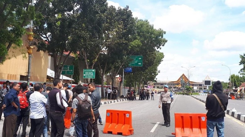 Polda Riau Diserang Teroris, Polisi Gerebek Lima Titik di Dumai Polda Riau Diserang Teroris, Polisi Gerebek Lima Titik di Dumai