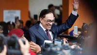 Tokoh Oposisi Malaysia, Anwar Ibrahim, telah menjadi pria bebas setelah resmi mendapat pengampunan penuh dari Yang di-Pertuan Agong Sultan Muhammad V. Lai Seng Sin/Reuters.