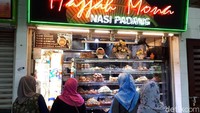 Salah satu yang terkenal adalah Hajjah Mona Nasi Padang. Lauk-lauk khas Melayu disusun di etalase kaca. Ada telur balado, rendang, sayur singkong, ayam goreng hingga terung balado. Foto: dok. detikFood