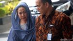 Istri Bupati Bengkulu Selatan, Heni Dirwan Tiba di Gedung KPK