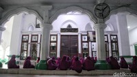 Kedatangan mereka untuk mendoakan dan mengingat kematian.