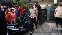 Polisi meninggalkan lokasi usai melakukan penggeledahan. Dari tiga lokasi yang digerebek, polisi mengamankan empat orang termasuk seorang wanita sebagai saksi.