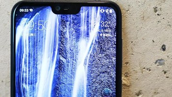 Menjadi ponsel pertama Nokia yang mengusung notch di bagian atasnya. Foto: Sina Mobile