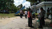 Keluarga, rekan dan tetangga berkumpul di rumah duka. 