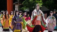 Saio-dai memakai rias wajah tebal dan gigi yang dihitamkan (Ohaguru). Jenis kimono yang dikenakan Saio disebut Junihitoe. Untuk menjaga kemurnian ritual, Saio-dai harus melakukan beberapa ritual penyucian sebelum proses dilaksanakan. Carl Court/Getty Images.