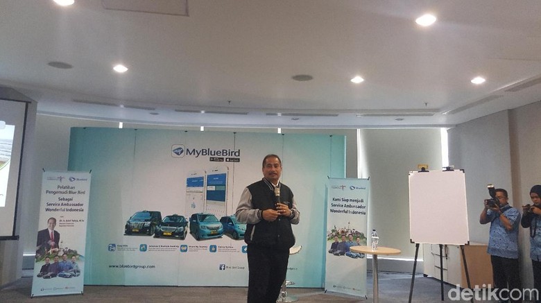 Menpar Arief Yahya di kantor Bluebird (Syanti/detikTravel) Menpar Arief Yahya di kantor Bluebird (Syanti/detikTravel)