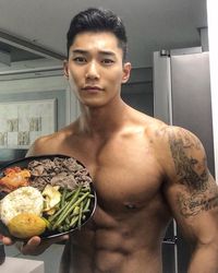 Wih, Binaragawan Kekar Ini Pamer Otot Sambil 'Mukbang' Makanan Sehat!