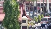 Pelaku pakai senjata tajam, ujar Kabid Humas Polda Riau AKBP Sunarto .