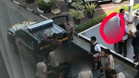 Terduga teroris menyerang Mapolda Riau. Mereka melukai polisi dengan senjata tajam jenis samurai. 