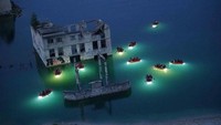 Berada di kawasan berbukit, Rummu Prison sangat cantik untuk dinikmati ketika senja datang. Traveler bisa hunting foto, flyboard, stand up paddle, atau naik perahu bercahaya di sekitar penjara karena masih ada sisa-sisa bangunan yang berada di darat. (kristiinaann/Instagram)