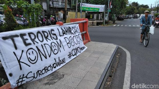 Baliho Kecaman terhadap Aksi Teror Bom Bermunculan di Surabaya