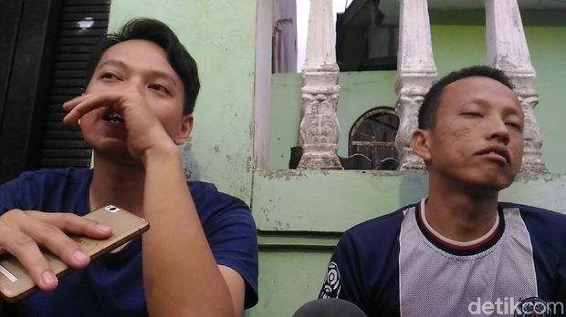 Fahri dan Jay saat bercerita tentang Anton.
