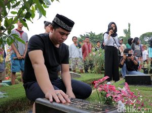 Billy Syahputra Rutin Nyekar ke Makam Olga Jelang Ramadan