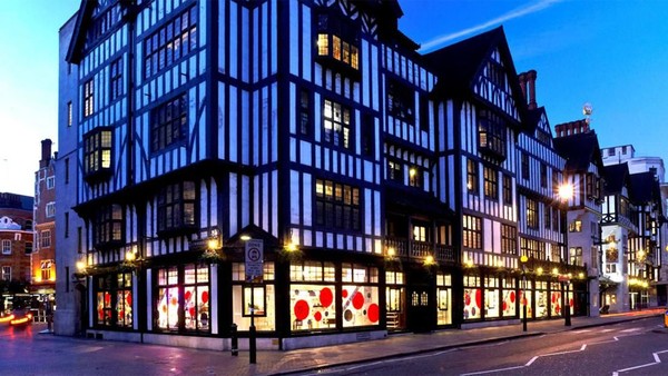 Belanja di London memang cukup mahal, tapi kota ini juga menawarkan pengalaman belanja yang berbeda, misalnya di department store Liberty (Liberty) Belanja di London memang cukup mahal, tapi kota ini juga menawarkan pengalaman belanja yang berbeda, misalnya di department store Liberty (Liberty)
