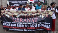 Massa GERANAT menggelar aksi di depan gedung DPR, Jakarta, Rabu (16/5/2018).