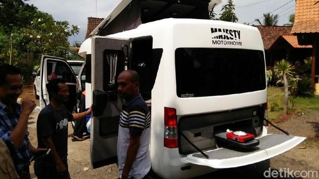 Wisatawan Banyuwangi Ditawari Rumah Mobil untuk Jalan-jalan