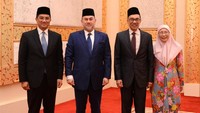 Dalam foto ini, Sultan Muhammad V (dua dari kiri) berfoto bersama Anwar Ibrahim, istrinya Wan Azizah dan Kepala Menteri Selangor Azmin Ali. Foto: Reuters