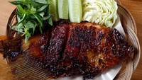 Seporsi gurame bakar yang dibuat sendiri ini bisa jadi pilihan makan siang enak. Guramenya digoreng dulu dan dibakar, makin pas dinikmati dengan sambal terasi dan juga aneka lalapan segar. Foto: Instagram @nuukenlekso