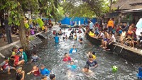 Foto: Warga Boyolali juga mengenal tradisi Padusan yang digelar sebelum bulan Ramadan. Tradisi menyucikan diri ini digelar di Umbul Tirtomarto dan Umbul Sungsang di Komplek Wisata Umbul Pengging, Boyolali. (Ragil Ajiyanto/detikTravel)