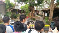 Ada sekitar 5 personel kepolisian yang berjaga di depan rumah tersebut. Garis polisi juga sudah dibentangkan di rumah tersebut.