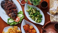 Mumpung belum puasa, enaknya makan siang lengkap dengan sajian ini. Ada tumis brokoli, jengkol balado hingga ikan gurame dengan paduan sambal terasi dan sambal kecap. Foto: Instagram @jnyfoodjournal