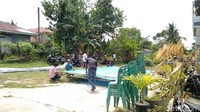 Kursi dan tenda disiapkan di rumah duka. 