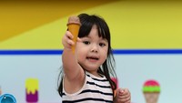 Nah, kalau ini es krim beneran apa mainan ya? Ceritanya Gempi sedang menjual es krim nih. Siapa yang mau? Foto: Instagram @gadiiing