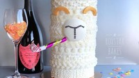 Cake yang ini tak kalah unik. Bentuknya tinggi dengan sosok llama bertopi pesta. Foto: Instagram