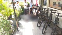 Anggota polisi terluka akibat serangan ini. Pelaku ditembak. Dugaan satu yang diduga teroris tertembak, kata Karo Penmas Divis Humas Polri Brigjen M Iqbal. 
