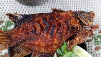 Kalau melihat foto ini, rasanya kok jadi pengen makan sambil duduk lesehan sambil menikmati gurame bakar, sambal dan lalapan. Foto: Instagram @ariwiboworizky