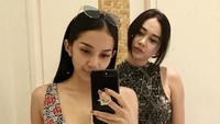 Ia pun tampak dekat dengan berbagai seleb seperti Aura Kasih. (Dok. Instagram/elsadiandra)