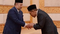 Anwar Ibrahim bertemu dengan Yang di-Pertuan Agong Sultan Muhammad V di Istana Nasional di Kuala Lumpur, Malaysia. Anwar Ibrahim memang bukan tokoh sembarangan bagi dunia perpolitikan Malaysia. Memiliki karier politik yang mentereng dan dikenal sebagai pejuang reformasi, Anwar mengkampanyekan gerakan reformasi (anti korupsi, kolusi, dan nepotisme) sejak tahun 1998 dan karena keberaniannya ia tidak disukai oleh pemimpin Malaysia pada saat itu hingga akhirnya dibungkam dengan berbagai tuduhan politis dan penyerangan secara personal. Roskhadijah/Istana Nasional/Via Reuters.