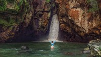 Kita pasti tak menyangka kalau air terjun seindah ini ada di Bali. Bisa dibilang Sara bukan wisatawan biasa, tapi seorang petualang! (Instagram/Sara Underwood)