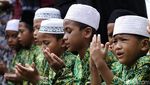 Doa Billy Syahputra di Pusara Olga Syahputra