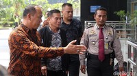Dirwan tiba di KPK, Jalan Kuningan Persada, Jakarta Selatan, Rabu (16/5/2018) pukul 12.20 WIB. Saat tiba, Dirwan tampak mengenakan jaket berwarna hitam.