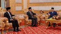 Sultan Muhammad V sedang melakukan audiensi dengan Anwar Ibrahim, yang pada 16 Mei lalu mendapat royal pardon dari dirinya. Royal pardon ini membebaskan Anwar dari penjara dan seluruh dakwaan hukum yang pernah menjeratnya. Foto: Reuters