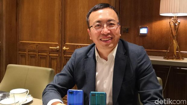 President of Honor, George Zhao .