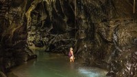 Selama di Bali, Sara menjelajahi destinasi anti mainstream yang jarang dikunjungi wisatawan. (Instagram/Sara Underwood)