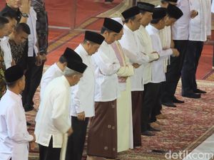 Presiden Jokowi Salat Tarawih di Masjid Istiqlal