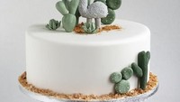 Cute banget! Seekor llama kecil terlihat tengah berdiri di atas cake bulat warna putih. Ada beberapa kaktus juga yang turut menjadi hiasan. Kue ini cocok buat ulang tahun si kecil. Foto: Instagram