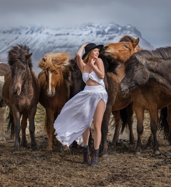 Di foto lain, Sara tampak berpose di depan kuda-kuda liar dan savana Islandia. (Instagram/Sara Underwood) Di foto lain, Sara tampak berpose di depan kuda-kuda liar dan savana Islandia. (Instagram/Sara Underwood)