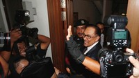 Anwar menyebut hal ini sebagai upaya Perdana Menteri Malaysia saat itu, Najib Razak, untuk mengakhiri karier politiknya. Anwar dipenjara di Sungai Buloh Prison dan dijadwalkan bebas lebih awal pada 8 Juni mendatang. Beberapa bulan terakhir, Anwar menjalani perawatan medis di Cheras Rehabilitaion Centre setelah melakukan operasi bahu. Lai Seng Sin/Reuters.