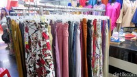 Selain itu, pakaian impor dari China juga dinilai lebih bervariasi dengan model yang bermacam-macam.