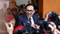 Dari rumah sakit, Anwar bergegas menuju Istana Negara untuk memenuhi undangan bertemu Yang di-Pertuan Agong. REUTERS/Lai Seng Sin.