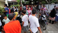 Warga yang penasaran juga mulai berkerumun lokasi penggerebekan.