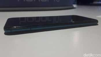 Baterai ponsel ini 3.400 mAh dengan USB-C port charger.  Saat dirilis, Honor 10 menjalankan EMUI 8.1 yan berbasis android Oreo. Foto: detikINET/Indah Mutiara Kami